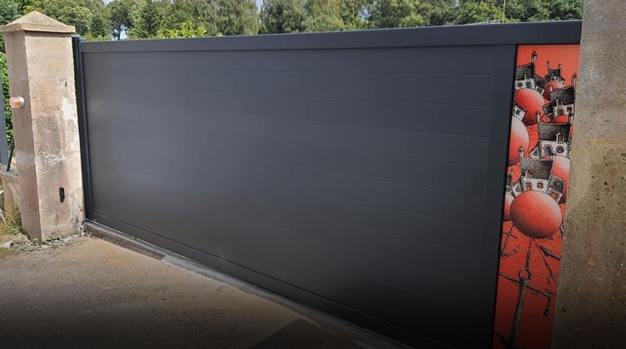 Portail aluminium coulissant Kalon décor Maen par Kostum Fresk