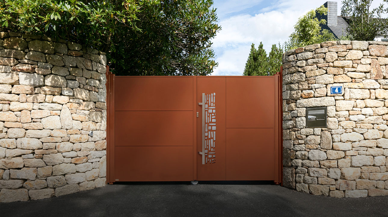 Portail aluminium battant Lug décor Menhir par Kostum Fresk