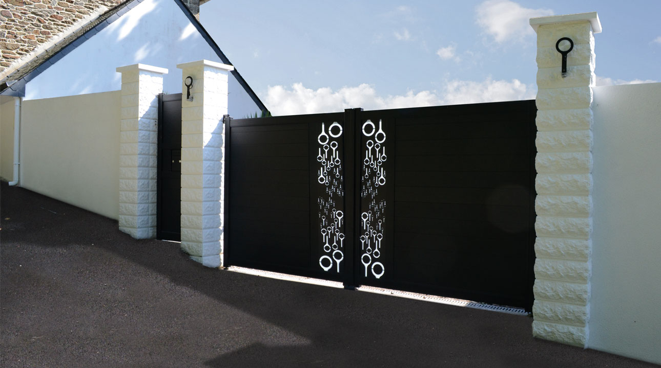 Portail aluminium battant cado décor Picto par Kostum Fresk