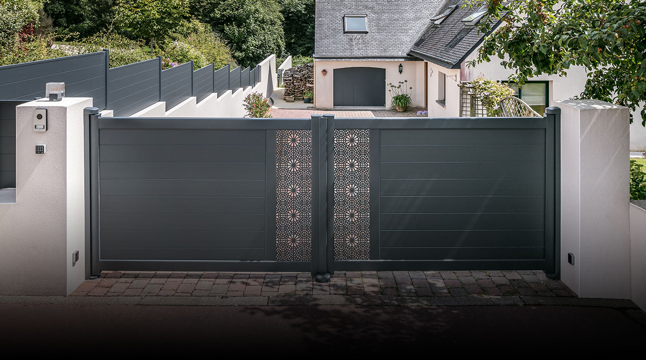 Portail aluminium battant Cado décor Dimazi par Kostum Fresk