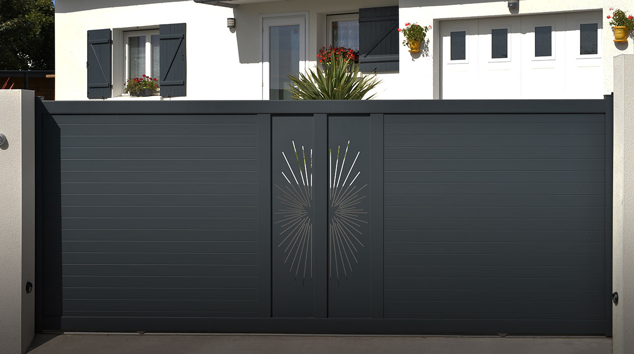 Portail coulissant aluminium Soaz décor Soran par Kostum Fresk