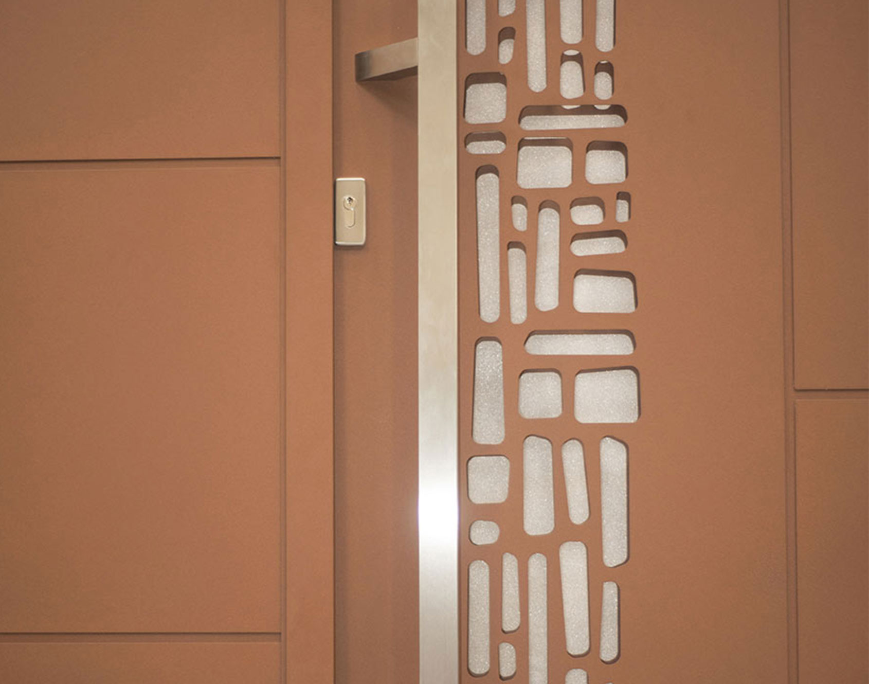 Portail aluminium battant Lug par kostum décor Menhir option barre de tirage