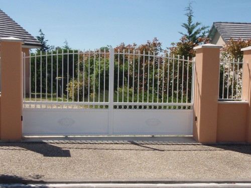 Achat Portail aluminium battant Briec par kostum fabrication spéciale option ronds et gouttes d'eau
