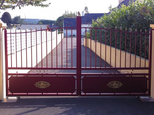 Achat Portail aluminium battant Guimaec par kostum fabrication spéciale options rosaces volutes et gouttes d'eau