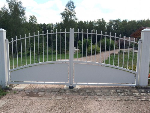 Achat Portail aluminium battant Rosporden par kostum fabrication spéciale option gouttes d'eau