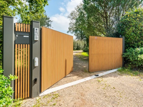 Achat Portail en aluminium battant Ganit option chêne irlandais