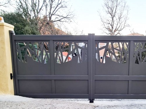 Portail aluminium battant Fresk Nolwenn décor Brocéliande