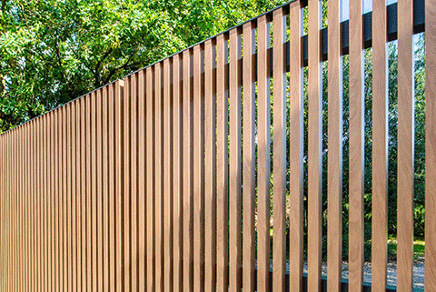 Portail en aluminium Ganit de chez Kostum