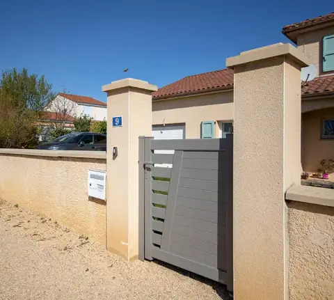 portillon gris clair en aluminium ajouré