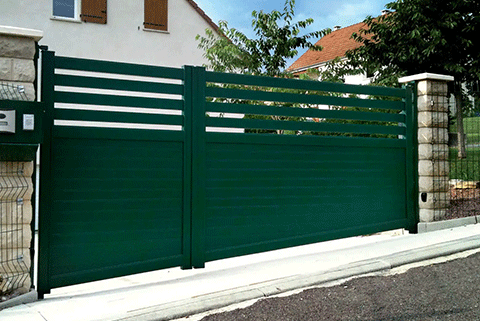 Portail aluminium en pente battant Kostum