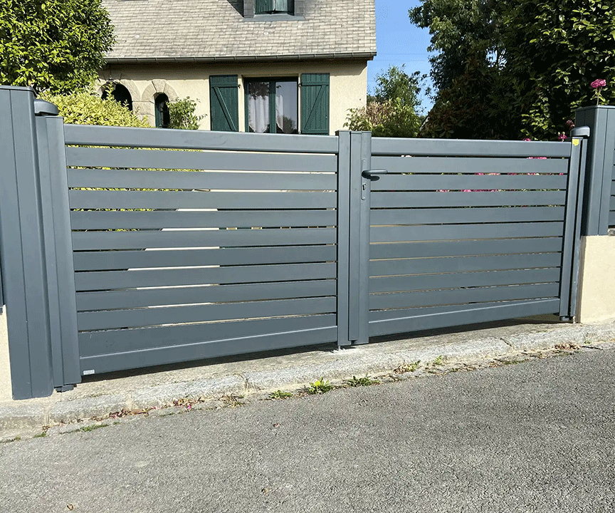 Installer un portail dans une entrée en pente