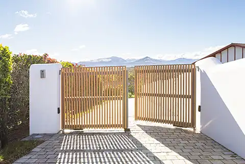 portail tasseaux ajouré en aluminium ton chêne irlandais Ganit Kostum