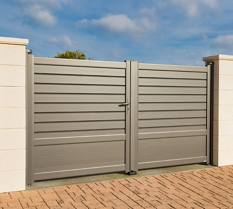 portail battant aluminium Justenn Kostum RAL 2900