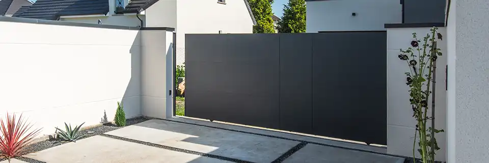 Portail coulissant plein aluminium Esus Kostum