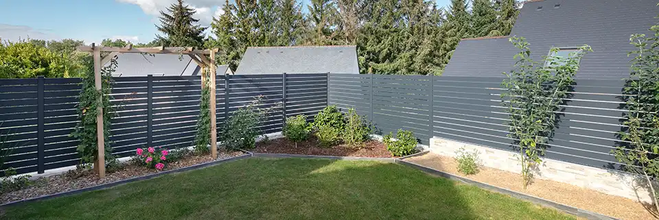 clôture noir ajouré aluminium raz kostum