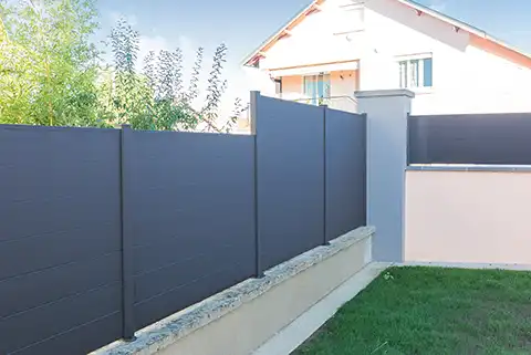 Clôture pleine en aluminium Briz-anaé Kostum