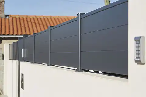 Clôture en aluminium lames pleines Karantan