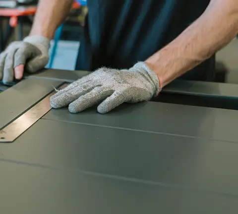 préparation d'une clôture Kostum sur-mesure