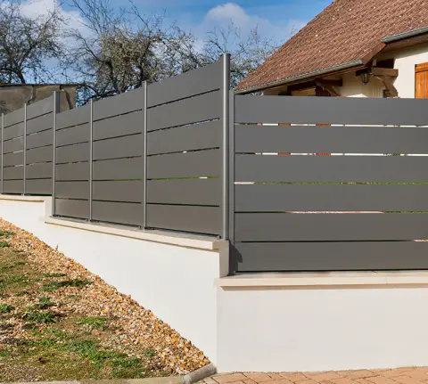 clôture sur un terrain en pente