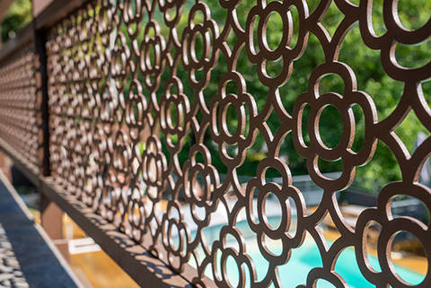 Décor Lorette pour soubassement de garde-corps Kostum | Décor Fermob pour harmoniser le mobilier de jardin au garde-corps