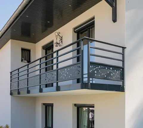 vue sur un garde-corps aluminium Saon avec décor Dahu