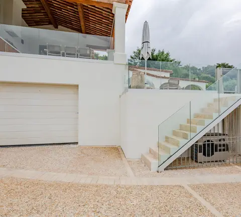 extérieur de maison présentant un garde-corps vitré Aziliz