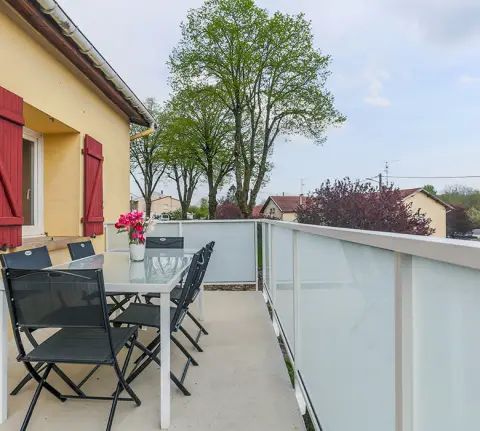 Vue depuis un balcon équipé d'un garde-corps vitré opale, Evy