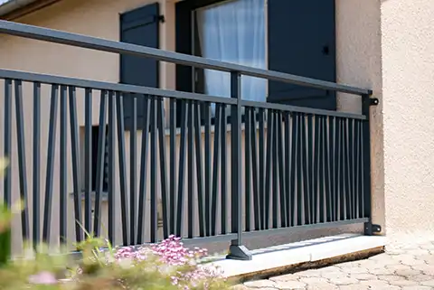 Garde-corps barreaudé en aluminium Briel Kostum