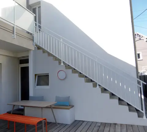 Cage d'escalier muni d'un garde-corps barreaudé Yana