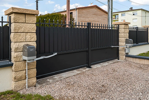 Portail battant Pont-aven motorisé à bras articulé Kostum