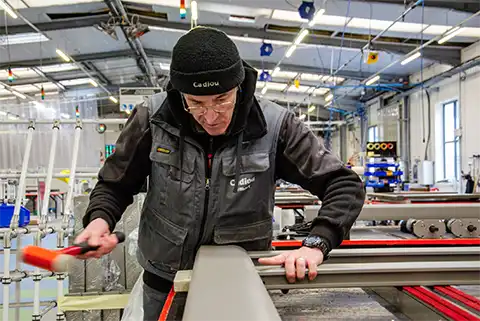 Homme qui assemble un portail Kostum