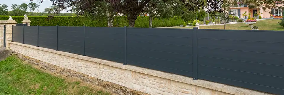 cloture pleine aluminium contemporain briz-anae kostum lames