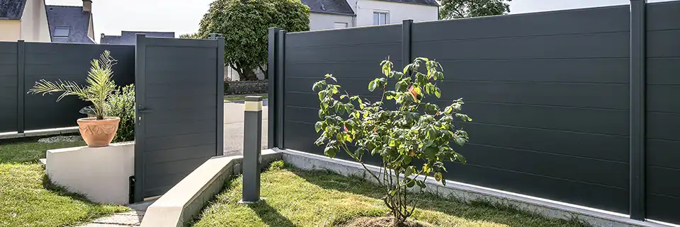 cloture en aluminium sur mesure, lames pleines occultantes pour se cacher des voisins
