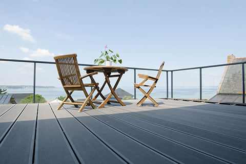 Garde-corps vitré sur une terrasse Evy Kostum