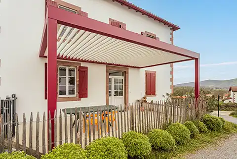 Pergola bioclimatique rouge en aluminium Lily Kostum