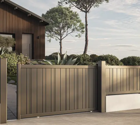 Portail en aluminium Kostum au design harmonisé avec la porte d'entrée Météore de chez Bel'M
