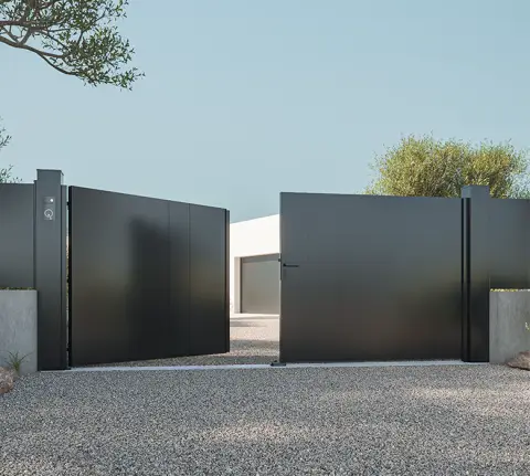 Portail en aluminuim Kostum design harmonisé à la porte d'entrée Graphite de chez Bel'M