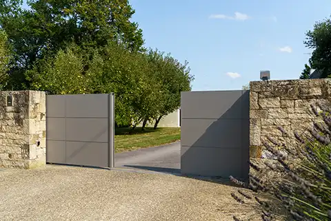 portail en aluminium antagoniste pour les petites entrées, les vantaux se séparent pour s'ouvrir de chaque côté