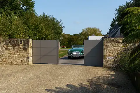 Portail en aluminium sur-mesure ouverture antagoniste pour les petits espaces | Modèle Klavel