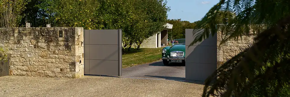 Portail antagoniste plein en aluminium Klavel Kostum