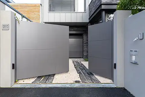 Portail en aluminium battant sur mesure Kostum | Motorisation invisible Somfy cachée dans le montant du portail battant | Vue extérieure