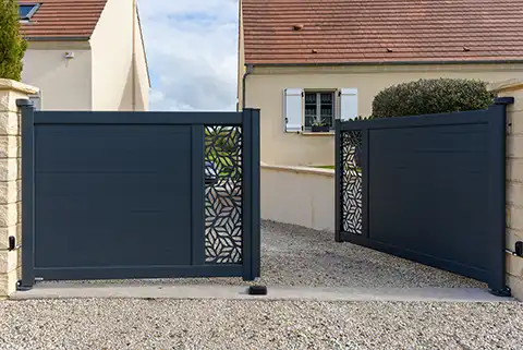 Portail battant avec décors en aluminium Cado Kostum