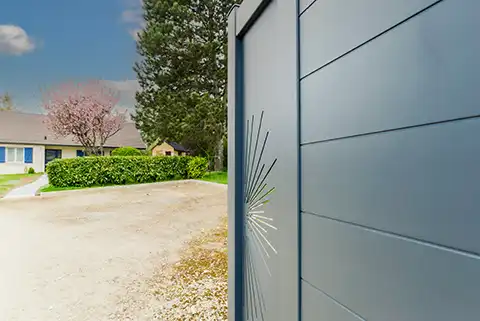 Portail battant avec décor en aluminium Cado Kostum