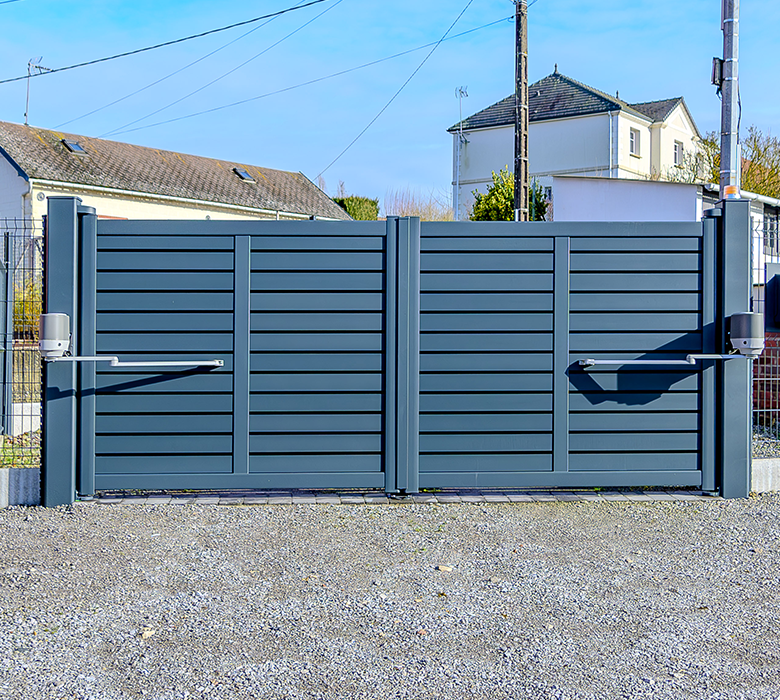 portail en aluminium avec moteurs à bras