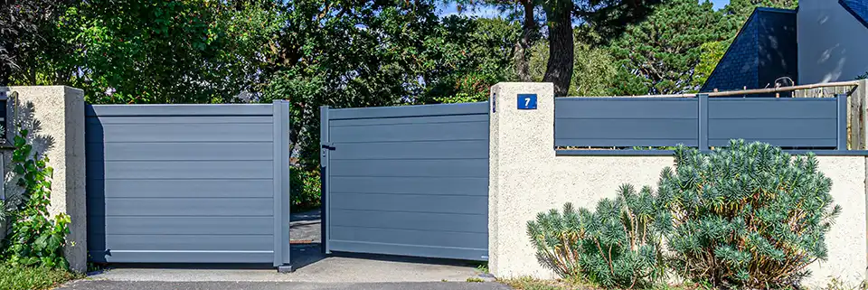 Portail battant plein en aluminium Anae Kostum