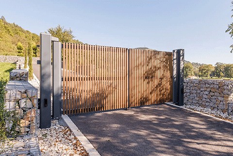 Portail battant en aluminium Ganit Kostum