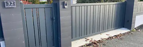 Portail coulissant et portillon en aluminium Celina Kostum