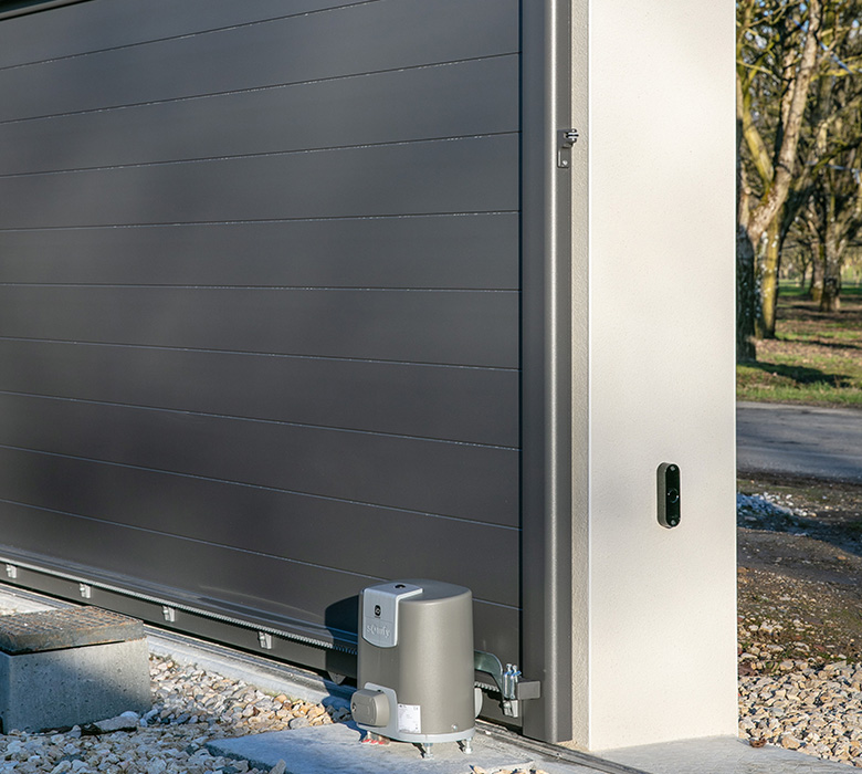 portail_aluminium_coulissant_moteur