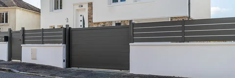 portail coulissant plein en aluminium Anae Kostum