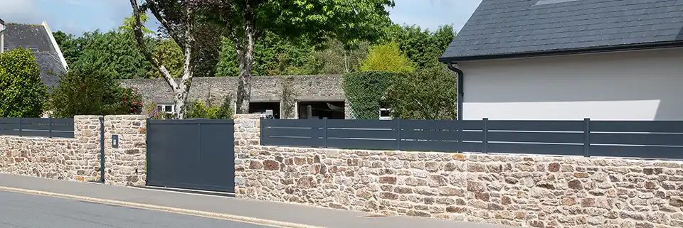 Portail coulissant plein en aluminium Anae Kostum